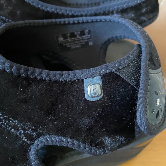 Bzees Comfort Wedge Sandal Black Crushed Velvet Open Toe Lightweight Drama 10W - Picture 5 of 11